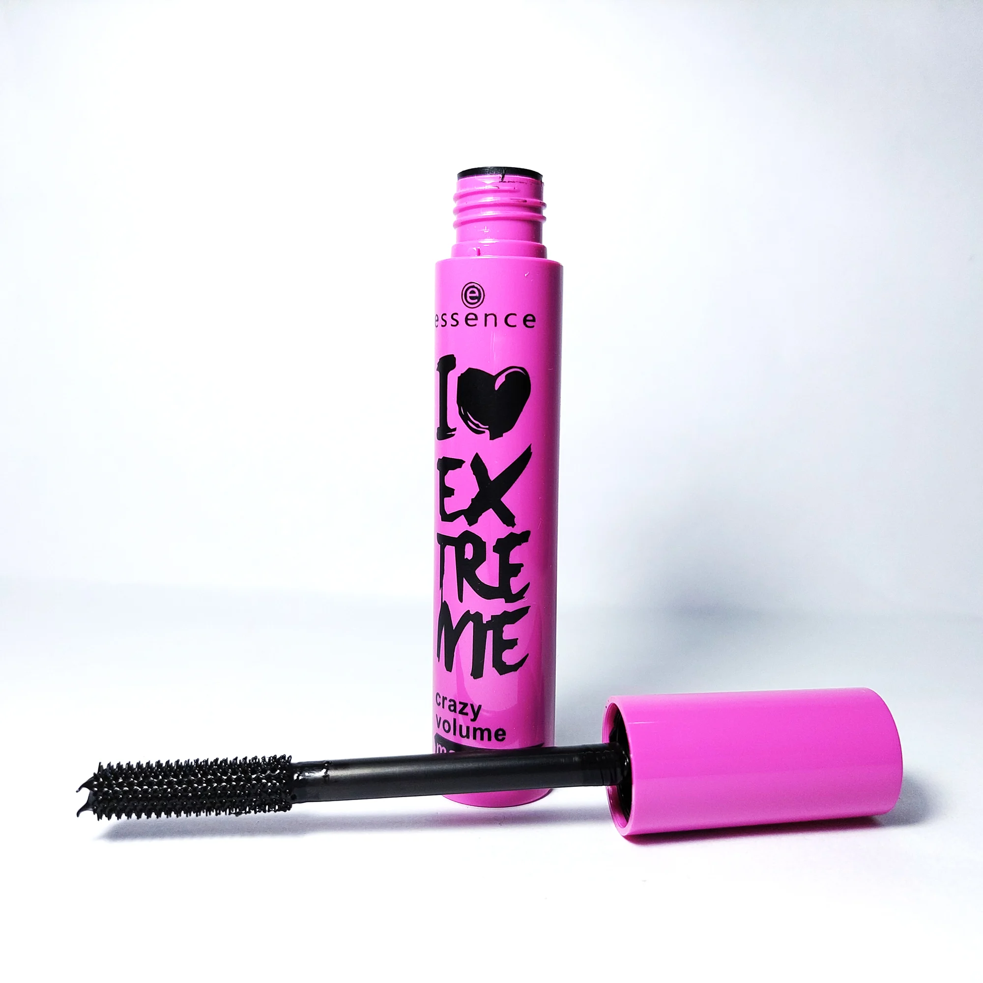 kNzvUeN0Bs5Om48bm5tdqXxeQiINby7yffH2iZex essence I love Extreme Mascara - Image 1